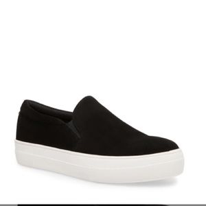 Great condition Black Steve Madden slip on
